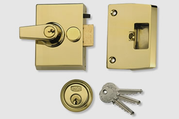 Nightlatch installation by Hockliffe master locksmith